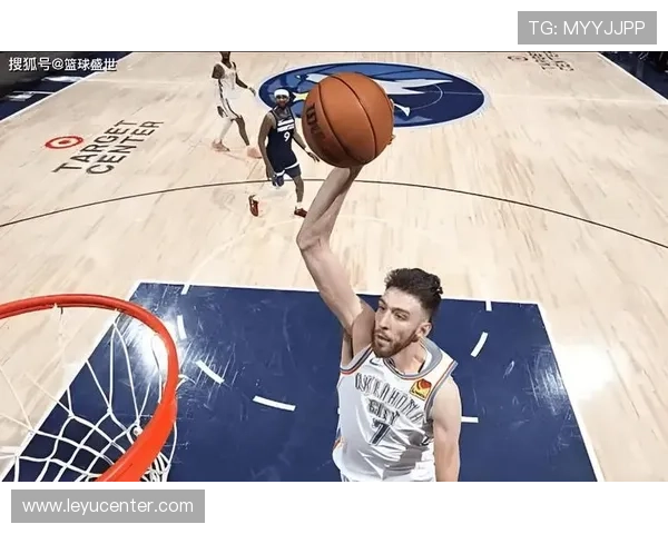 切特·霍姆格伦利用挡拆拉开空间效率提升，明显优于新秀同期表现